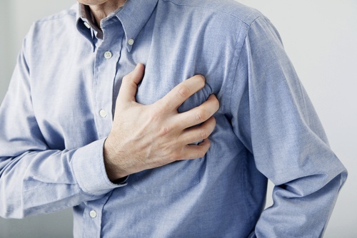 idiopathic injuries: man holding his heart